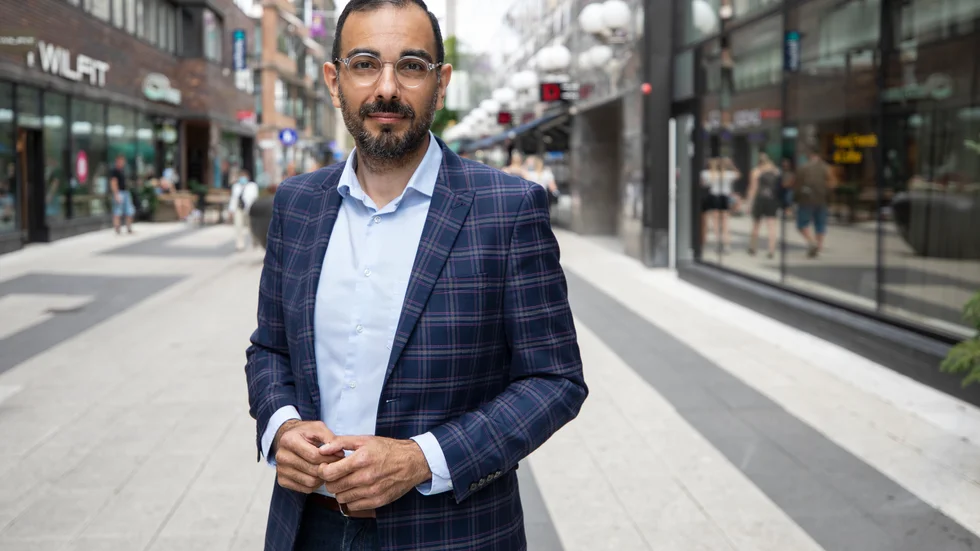 Liberalernas arbetsmarknadspolitiska talesperson Arman Teimouri (L) presenterar partiets förslag för att bryta långtidsarbetslösheten och få fler i arbete.