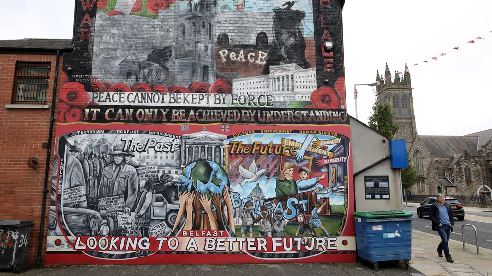 En muralmålning i östra Belfast i Nordirland. Arkivbild