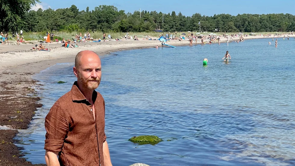 Henrik fastnade i en utström och kunde inte ta sig in till stranden i Ljugarn. Han klarade sig tack vare en skylt som han sett i Danmark.