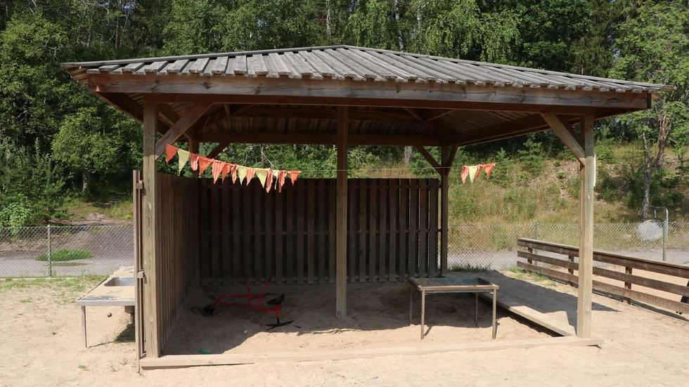 På skolgården finns det sandlådor med tak för att skydda barnen från både sol och regn.