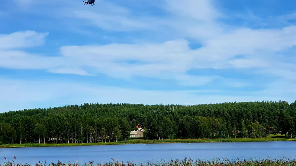 Polishelikoptern sökte av ett område i Björkskatafjärden.