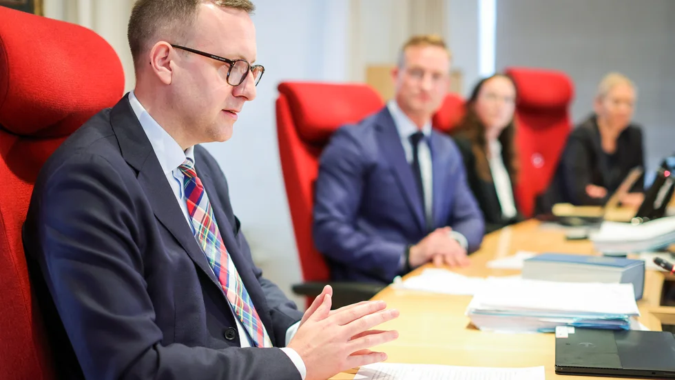 
Per Christensen (tv), hovrättsråd, Niklas Rundberg (2:a fr v), hovrättslagman, och Magdalena Davidsson (th), hovrättsråd, under en pressträff där Göta hovrätt meddelar dom i målet gällande en 3-årig flickas död i Norrköping förra året.  Hovrätten fäller "Lilla hjärtats" mamma för dråp på sin dotter.