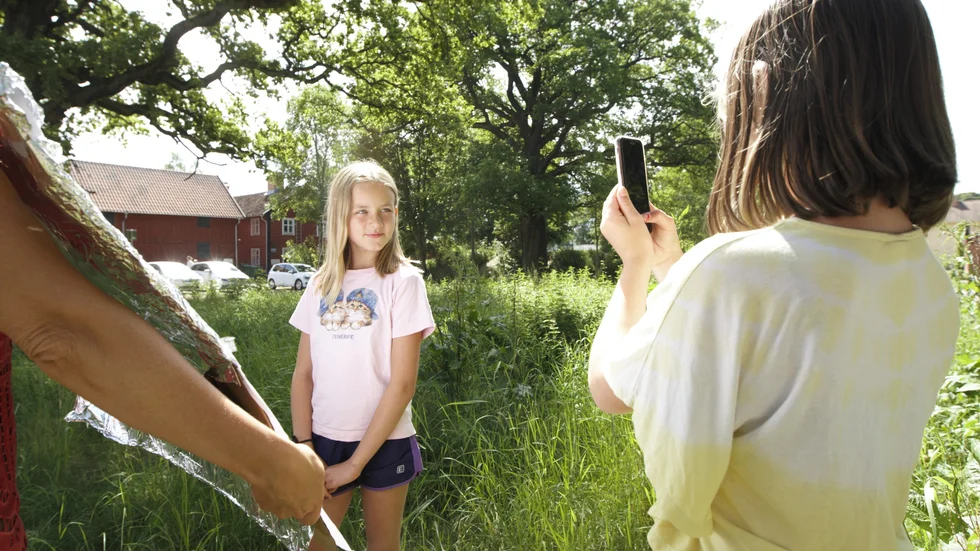 Molly Mårtensson fotograferar kompisen Ester Svensson