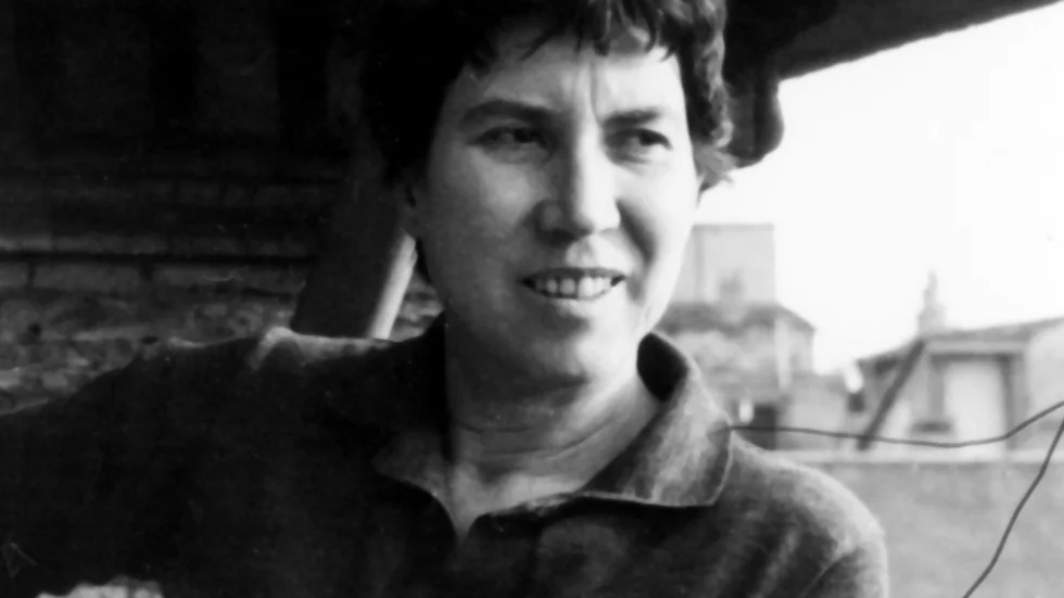 Natalia Ginzburgs ”Familjelexikon” handlar om en grym tid i Italien, ungefär mellan 1920 och 1950. I den lever en brokig intellektuell familj i skuggan av fascism, krig och ett judiskt-katolskt arv.