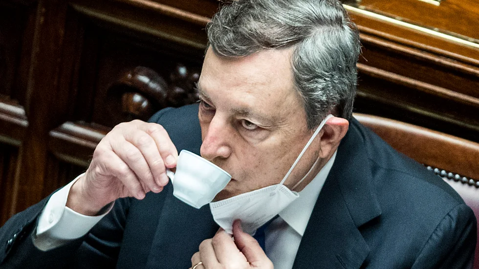 Nu kan Italiens premiärminister Mario Draghi ta av sig munskyddet utomhus.