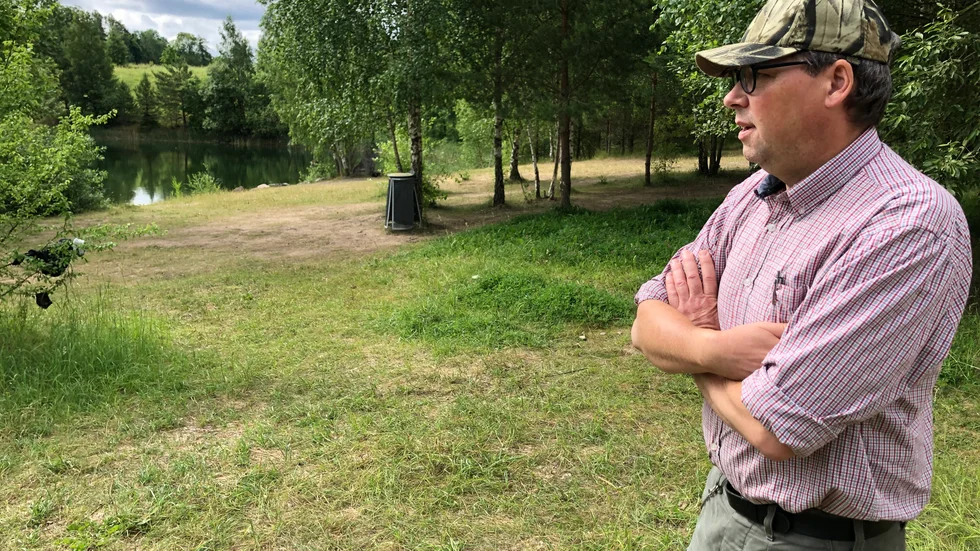 Jan Persson tycker att det har blivit mycket bättre sedan sopkorgarna kom på plats. "Fast just nu är det ovanligt rent här".