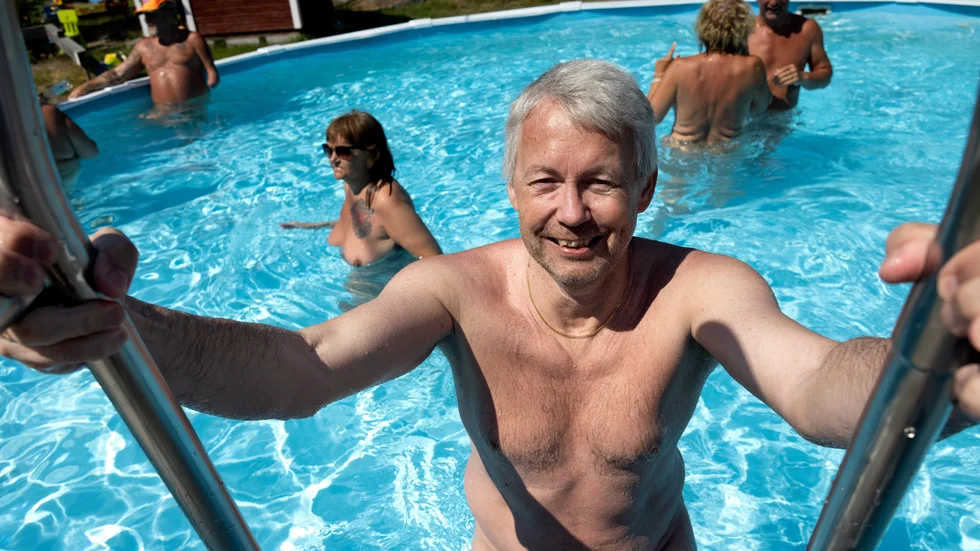 Daniel Andersson är kassör i Vikbolandets naturistförening och spenderar mycket av sin lediga tid på campingen föreningen driver mitt på Vikbolandet.