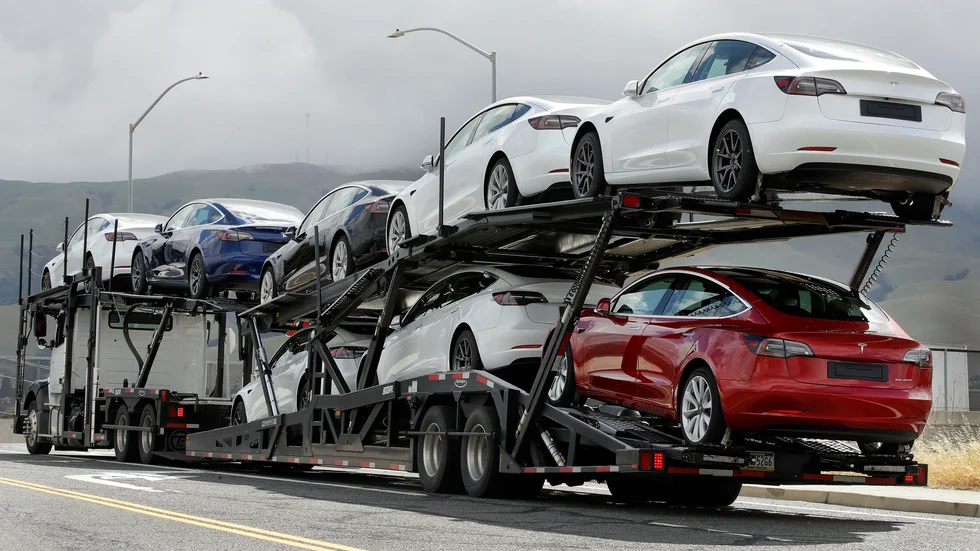 Färska Teslabilar lämnar fabriken i Fremont i Kalifornien. Arkivbild.