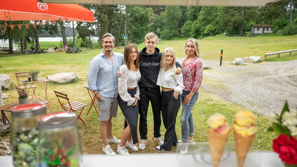 Familjen Dalqvist har öppnat en glasskiosk vid Sunnerstabadet. Från vänster: Bengt Dalqvist, Tilda Wenergren, Charlie Walsh, Milou Dalqvist och Nette Dalqvist.
