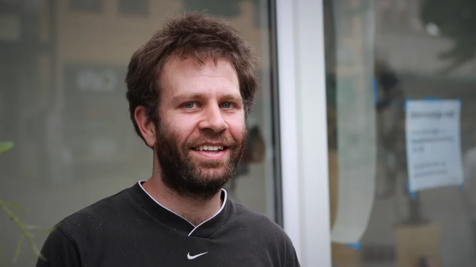 Daniel Diamant, konstnär bosatt i Katrineholm, ställer ut sin konst gjord av smält plast. 