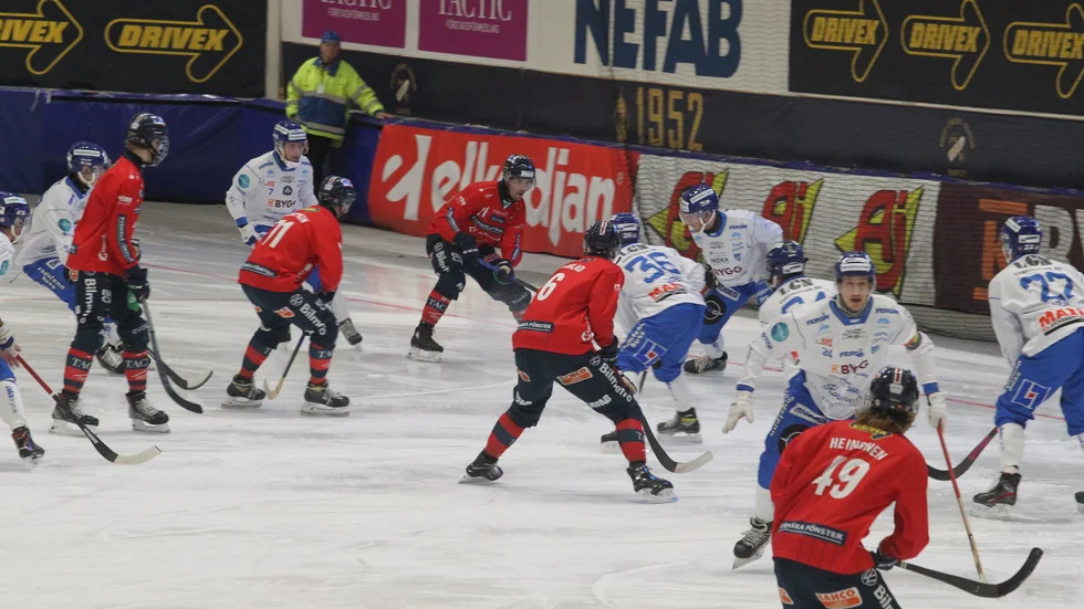 IFK Motala säckade hem och gjorde det trångt för Edsbyn i Svenska fönster arena. Till slut blev det seger med 6-2 efter bra kontringsspel.