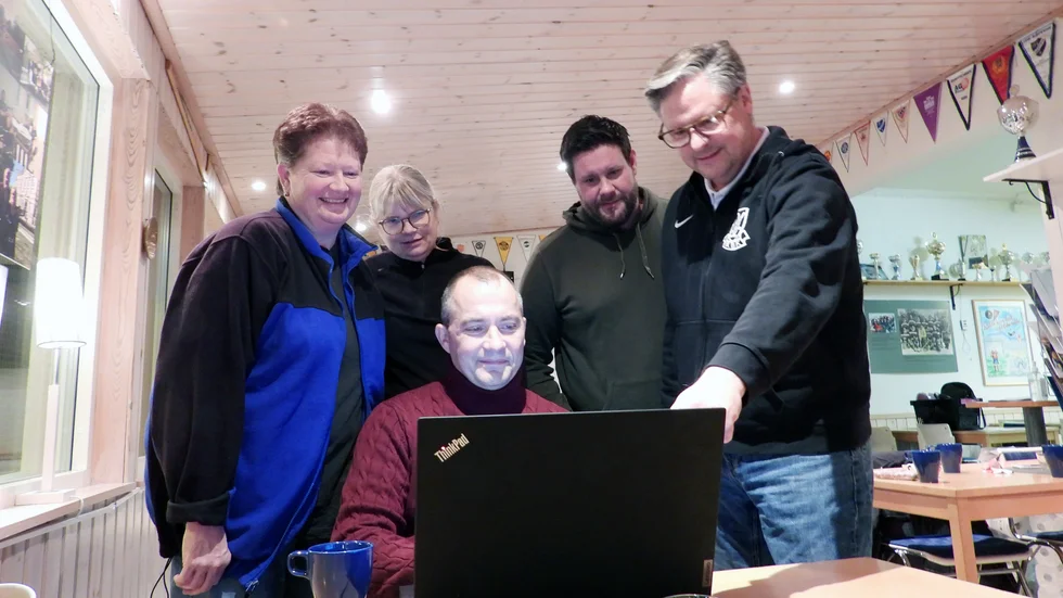 ÅBK-styrelsen vill först och främst jobba med att få igång ungdomsverksamheten på allvar. Jens Åkerlund sitter framför datorn, Åsa Söderberg, Ingela Fagberg, Christian Karlsson och Anders Karlsson tittar på.