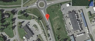 Personbil stillastående på väg 374 - helt stopp i ett körfält
