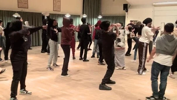 M.S ungdomsförening såg till att ungdomarna fick prova på dancehall under höstlovet med hjälp av dansläraren Johan Bergvall.