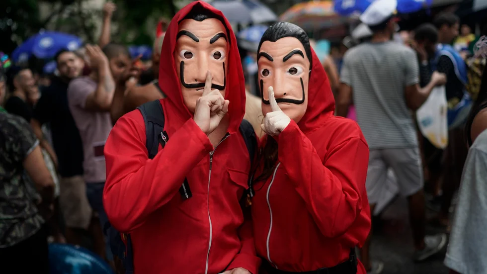 Två personer utklädda till rollfigurer ur "La casa de papel", i en bild tagen i ett annat sammanhang.