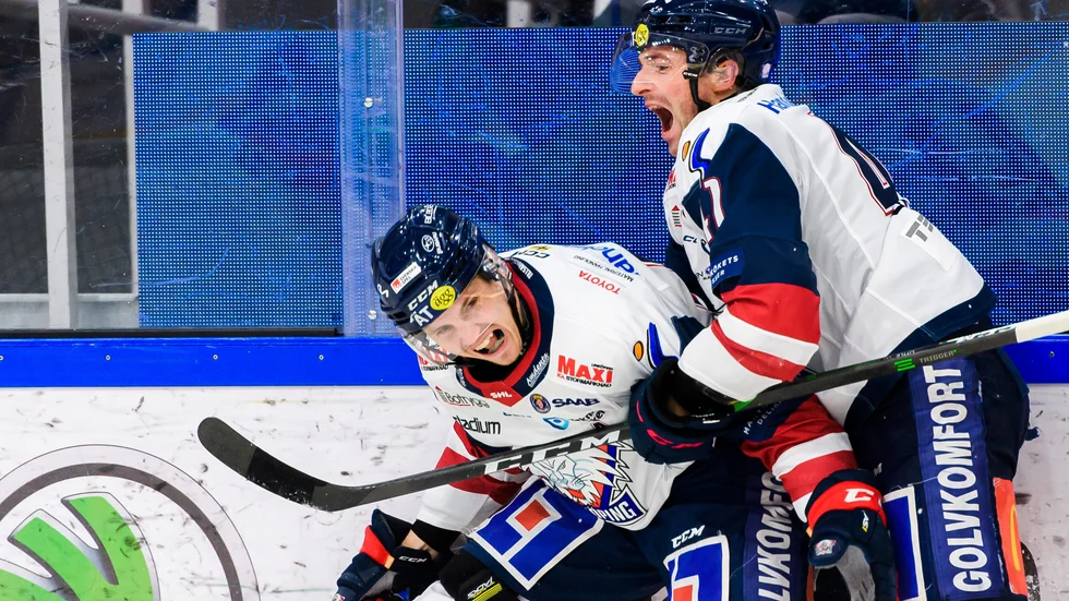 LHC-jubel. Markus Ljungh har just gjort tredje målet och kramas om av passningsläggaren Broc Little.