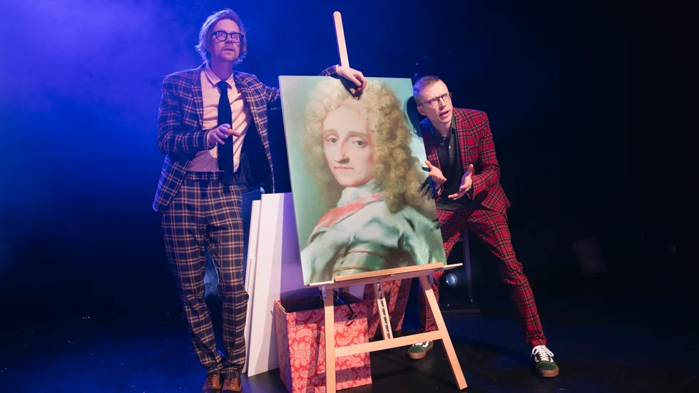 Anders Johansson och Måns Nilsson fick likt alla andra inom showbusiness skjuta på sin show vid flera tillfällen på grund av pandemin. När de till sist intog scenen på Eskilstuna teater under torsdagen var det framför en oerhört förväntansfull publik, som till största del fick precis det de hoppats på: underhållning och utbildning.