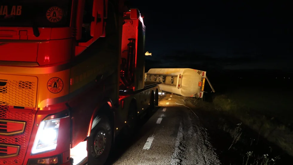 En tankbil har vält på riksväg 70 utanför Enköping.