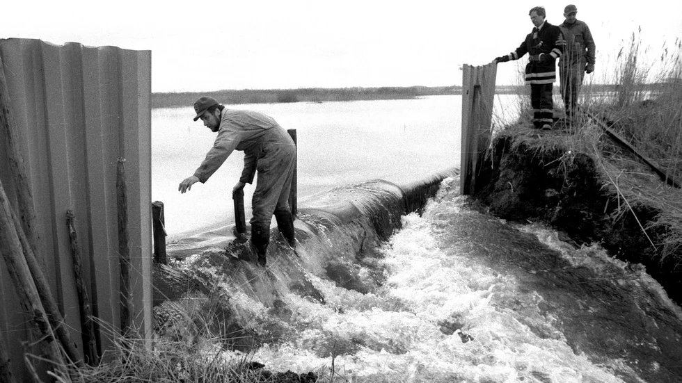 Så här såg det ut i maj 1985 när Roxens vallar brast efter en kraftig vårflod.