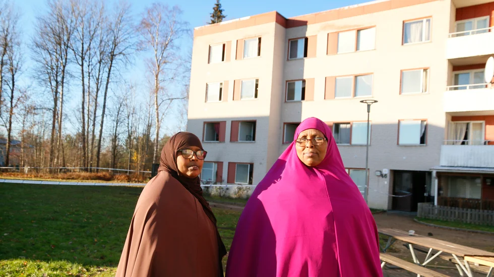 Saida Farah och Dahabo Arif är grannar till det branddrabbade huset. Under natten hjälpte de evakuerade.
