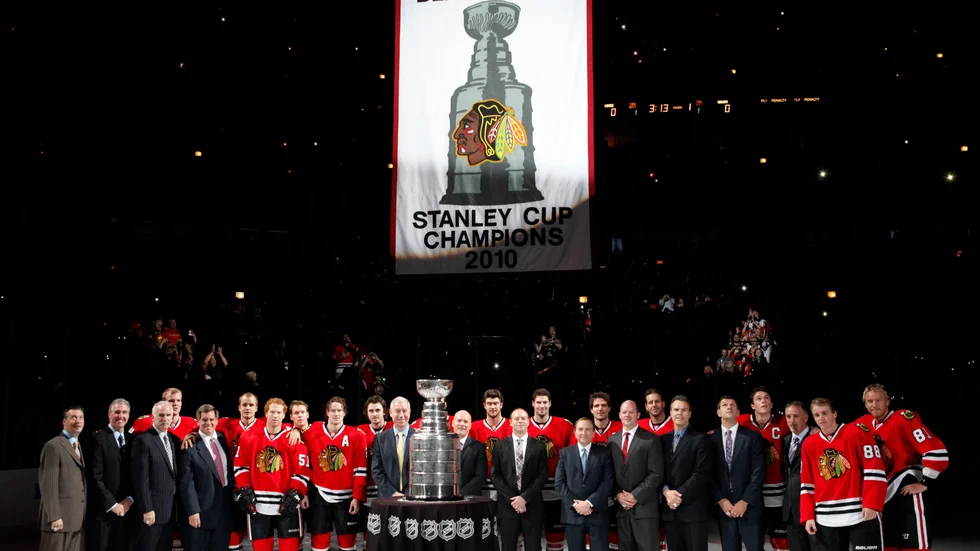 Chicagos lag och ledning poserar framför Stanley Cup-pokalen 2010. Arkivbild.