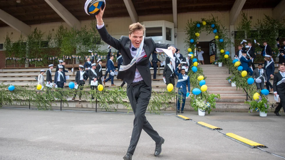 CNG-eleven Victor Andersson sjöng, dansade och var först ut av alla som sprang ut vid studenten på Grosvad.