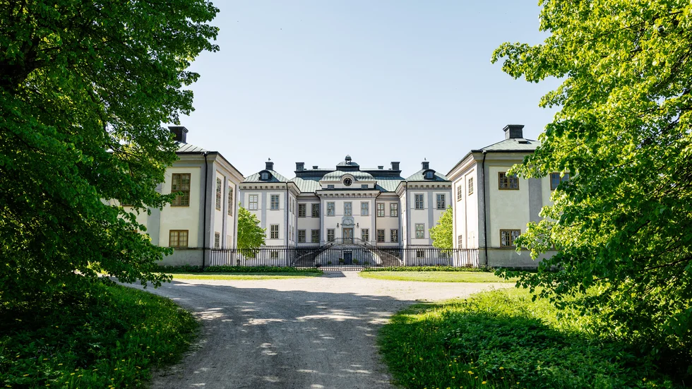 De flesta midsommarfiranden är inställda i år på grund av pandemin. Men på Salsta slott kan man äta midsommarlunch och lyssna till musik. 