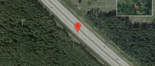 Personbil stillastående på E20