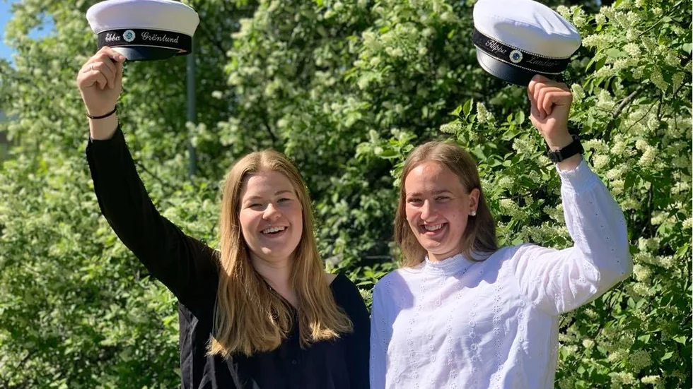 Ebba Grönlund och Filippa Lundström satsade lite extra på fina studentmössor istället för balklänningar eftersom balen inte blev av. 