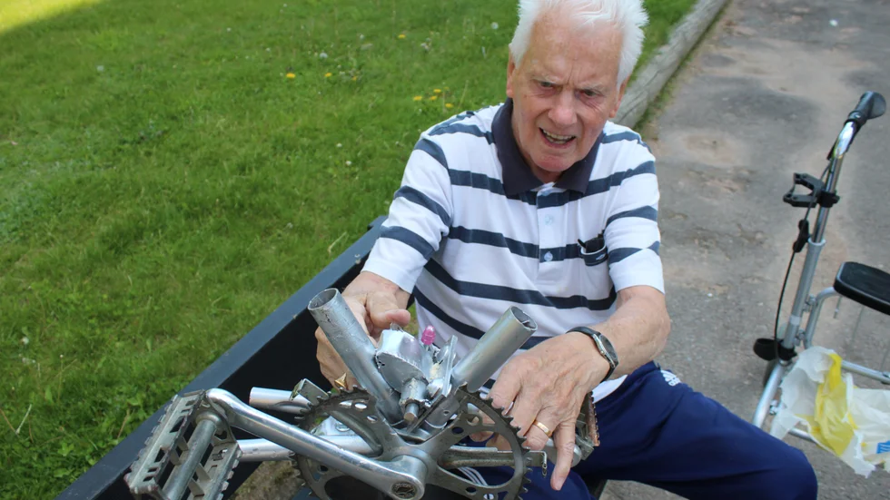 Bengt Karlsson visar upp prototypen till sitt nya cykellås.