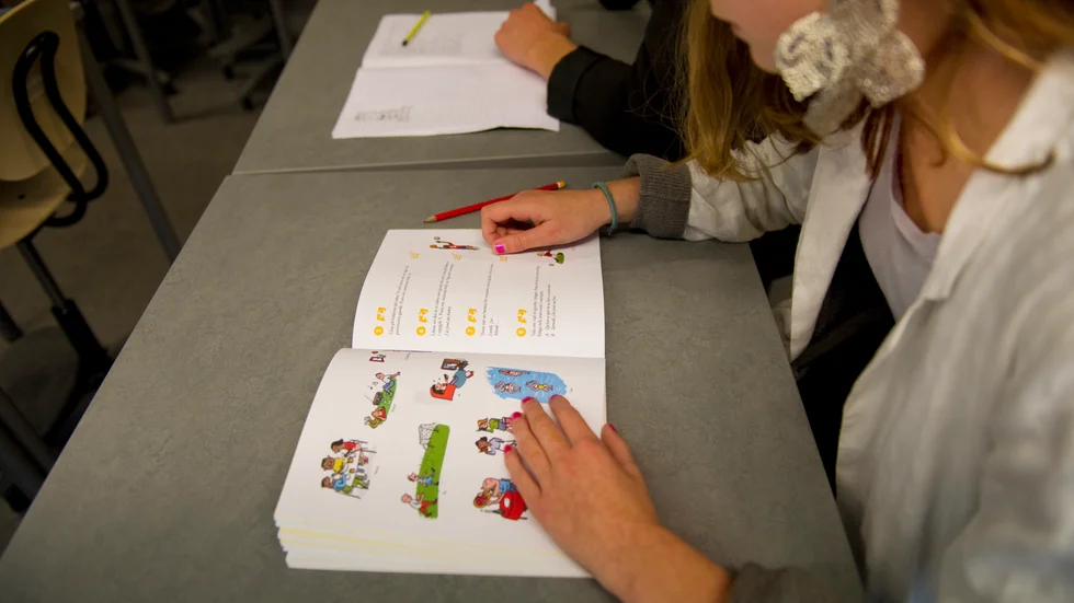 "Det är visat i flera forskningsstudier att läsa text på papper eller med fördel i läroböcker ökar läsförståelse och studieresultat", skriver insändarskribenten. 