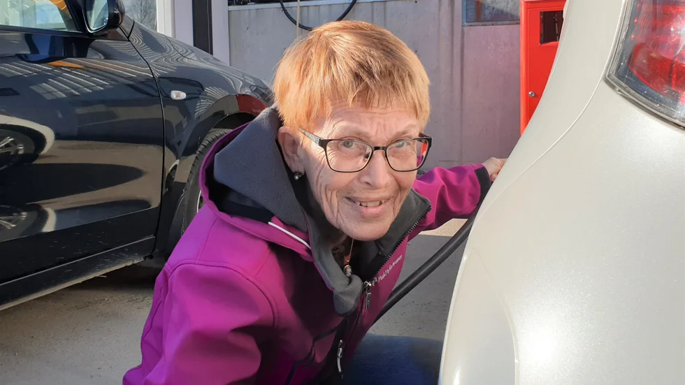 Anita Olsson var en av många som bytte vinter- till sommardäck i finvädret under helgen.