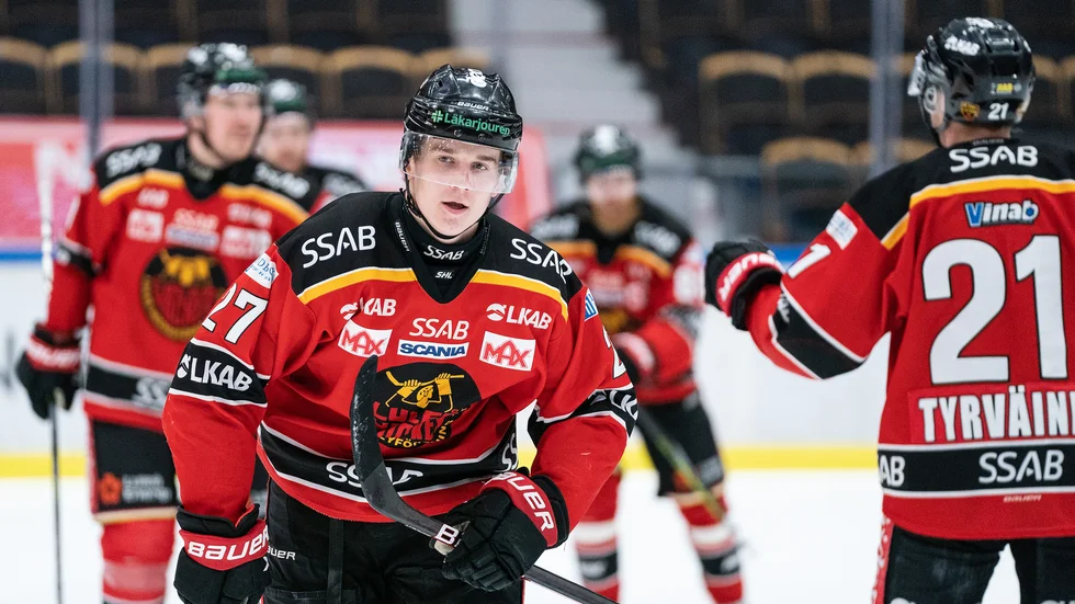 Nils Lundkvist blev matchhjälte i den femte kvartsfinalmatchen mot Skellefteå AIK. Hör vad han har att säga om det och att vinna mot pappa, Niclas Lundkvist.