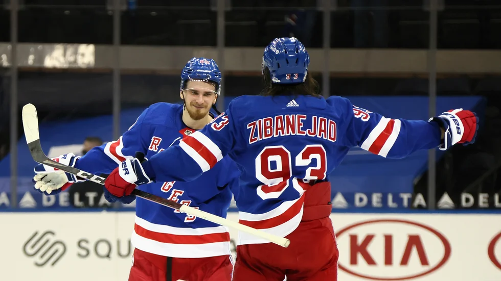 NY Rangers Pavel Butjnevitj, vänster, och Mika Zibanejad bjöd på underhållning i mötet med New Jersey.