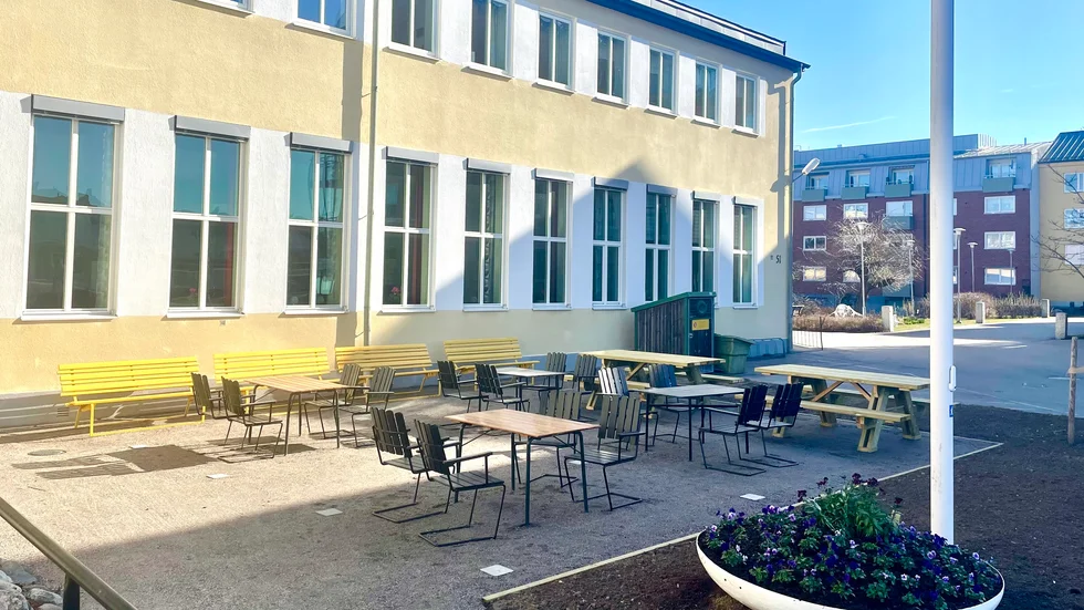 Den nya uteplatsen vid Pensionärernas hus är mer eller mindre klar. Det som återstår är ett solskydd. 