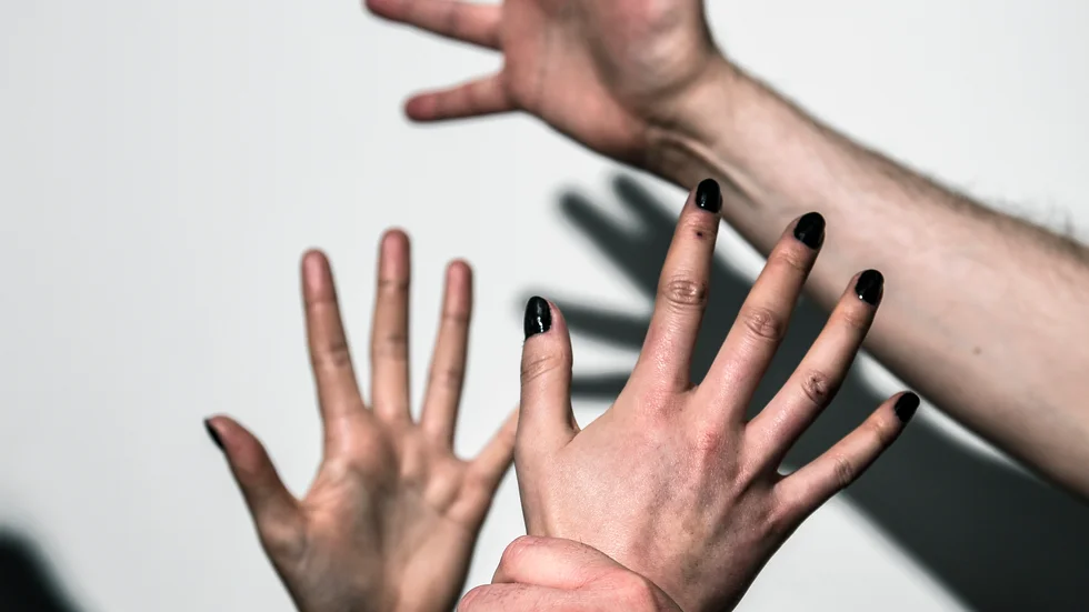 "Våld i nära relationer är aldrig acceptabelt", skriver insändarskribenterna. (Arkivbild)
