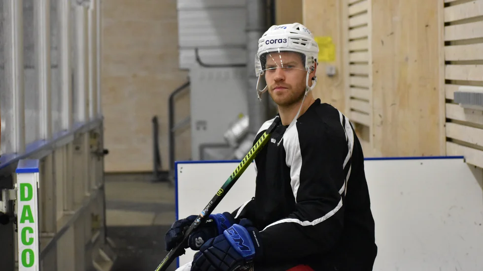 Oscar Lindberg på plats i C-hallen. Han är hemma efter ett speciellt år i Ryssland. Han förbereder sig för spel med landslaget.