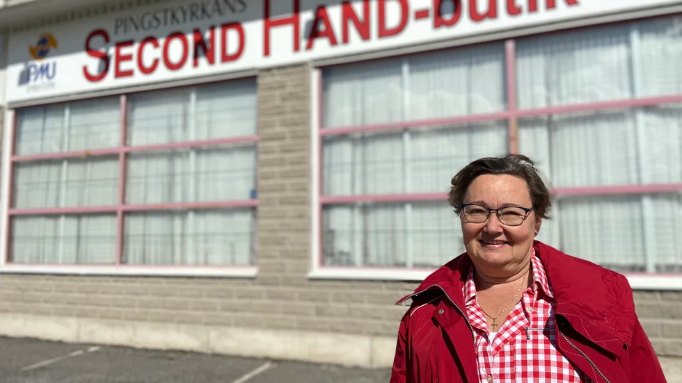Barbro Franzon, butikschef på Pingskyrkans second handbutik, ser stora möjligheter med att sälja online.