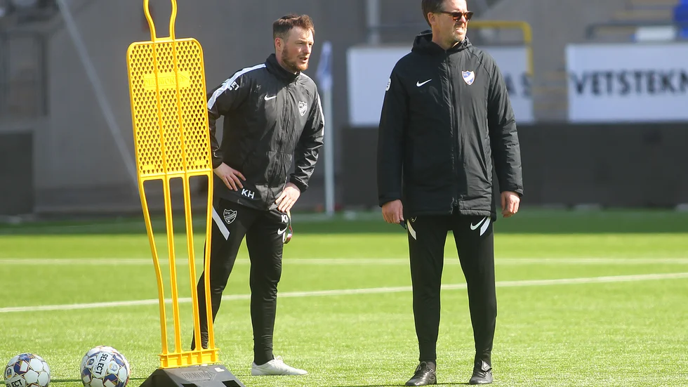 Kim Hellberg och Rikard Norling drillar sitt manskap två dagar innan Malmö-matchen.