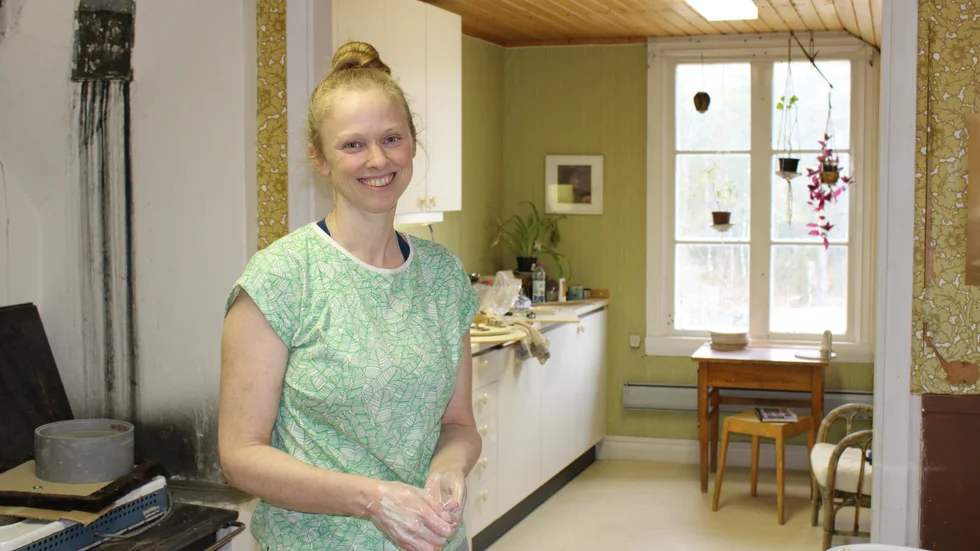 På övervåningen av den gamla skolan i Flohult har Caroline sin ateljé.
