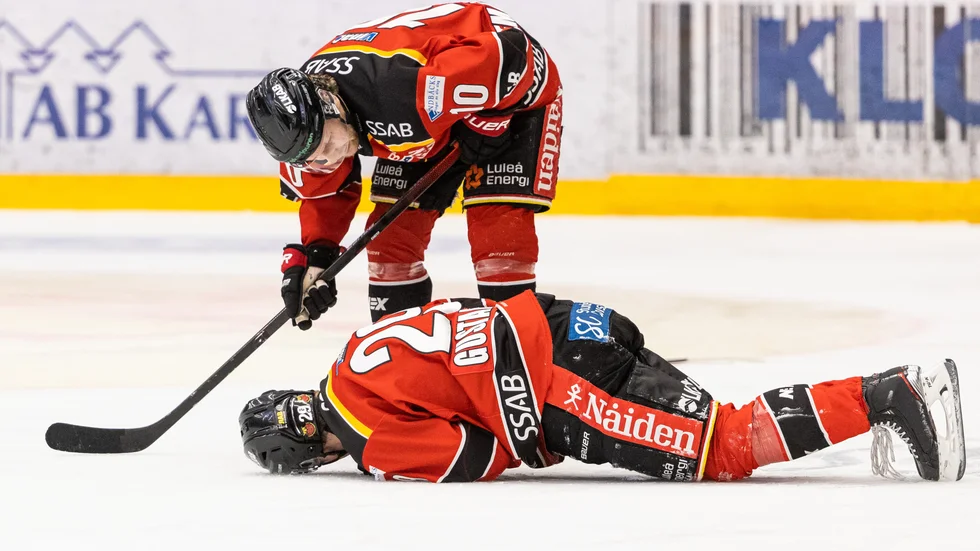 Erik Gustafsson tvingades kliva av i den andra perioden efter att ha fått en knätackling.