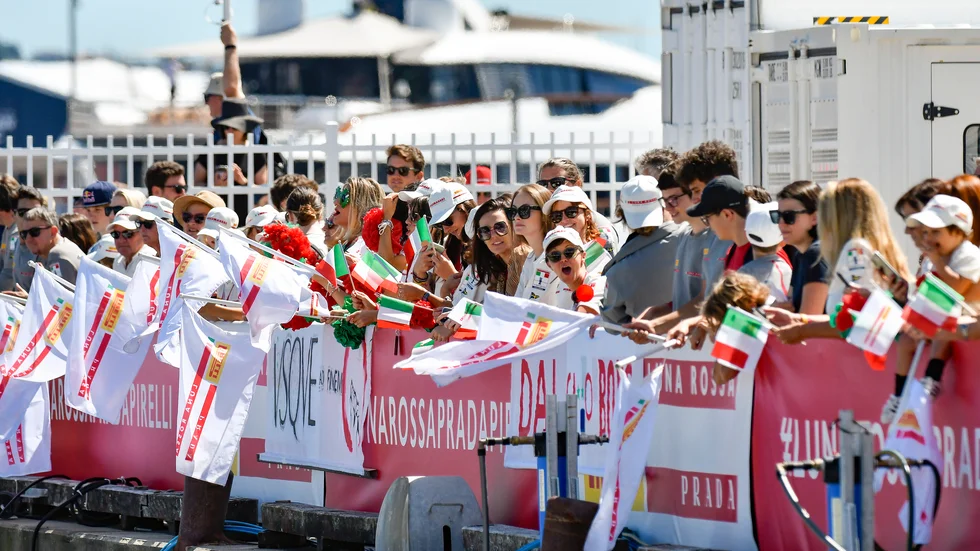 Ett stort antal Luna Rossa-supportrar kunde följa America's Cup-seglingarna på plats i Auckland.
