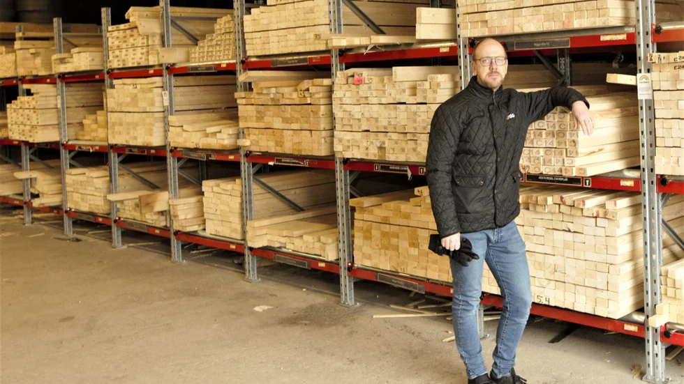 Henric Edvardsson är filialchef på K-bygg i Vadstena och enligt honom har de mindre byggfirmorna en hel del att göra. 