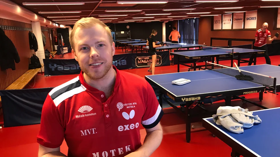 Linus Karlsson hyllar det nya röda golvet i Motala sporthall, ett underlag han kallar världsklassmatta och som ger bättre träff på bollen i spelet. Karlsson är med i helgens återstart med Väster i superettan.