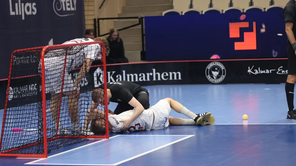 Mattias Samuelsson får hjälp efter att ha slagit i bakhuvudet.