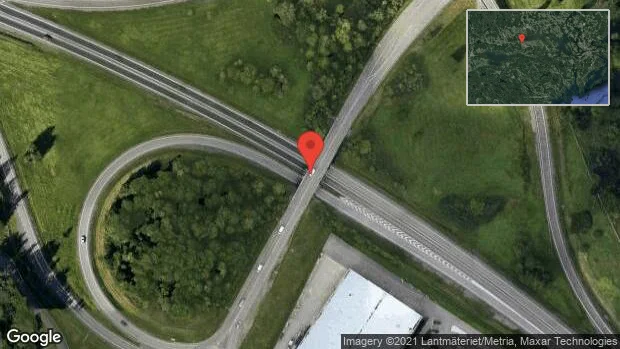 Brinnande fordon stoppar trafiken på E20