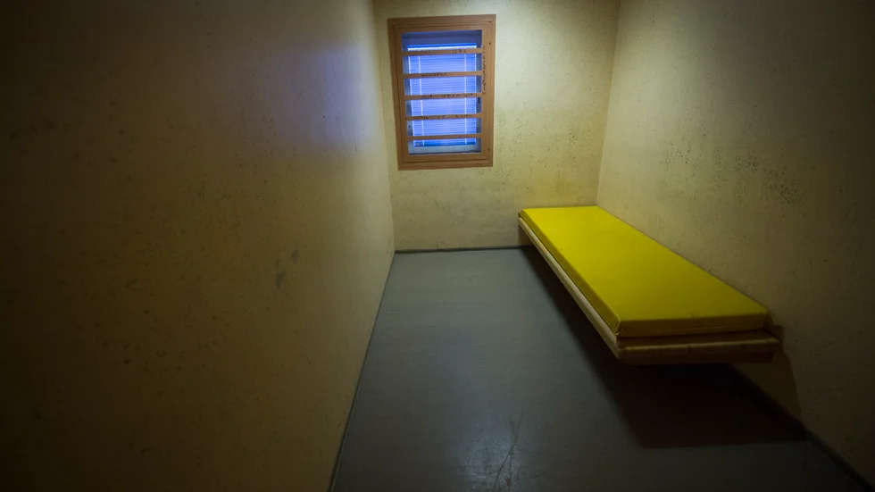En man har åtalats för skadegörelse, för att ha eldat upp en madrass i arresten på polisstationen i Enköping.