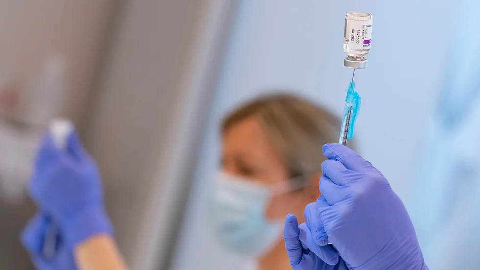 En spruta laddas med covidvaccin från Astra Zeneca.