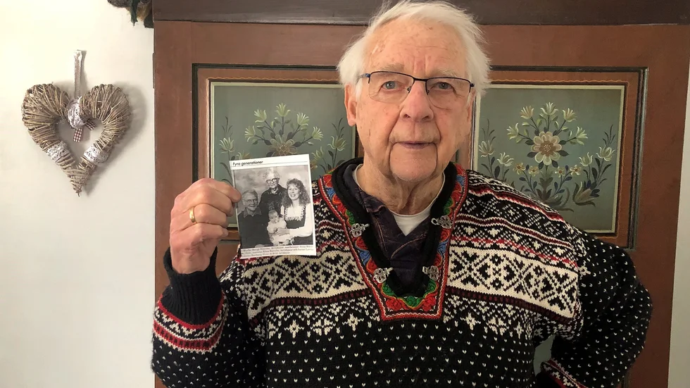 Släkten har alltid betytt mycket för Bengt Rönnbo. Här håller han i tidningsurklippet med den första bilden av fyra generationer som publicerades i PT för 25 år sedan.