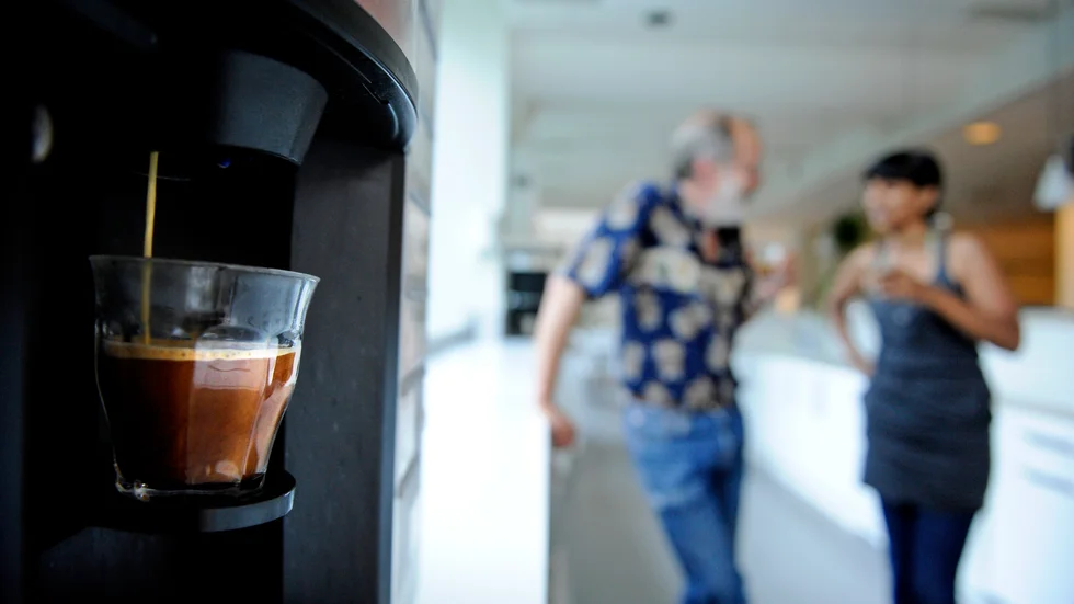 Lite småprat vid kaffemaskinen. Men alla känner sig inte trygga på jobbet. Nära var femte bland Kommunals medlemmar känner sig mobbad på sin arbetsplats.